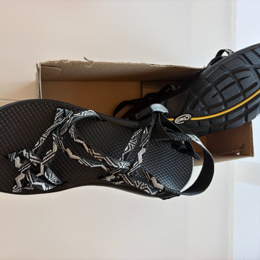 Ladies CHACO ZX2 Classic Paddle B/W black white sandals sz 10 - Picture 2 of 3